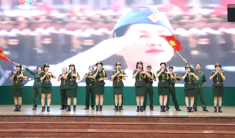 Một tiết mục văn nghệ do Đoàn Văn công Quân khu 4 biểu diễn tại đại hội.