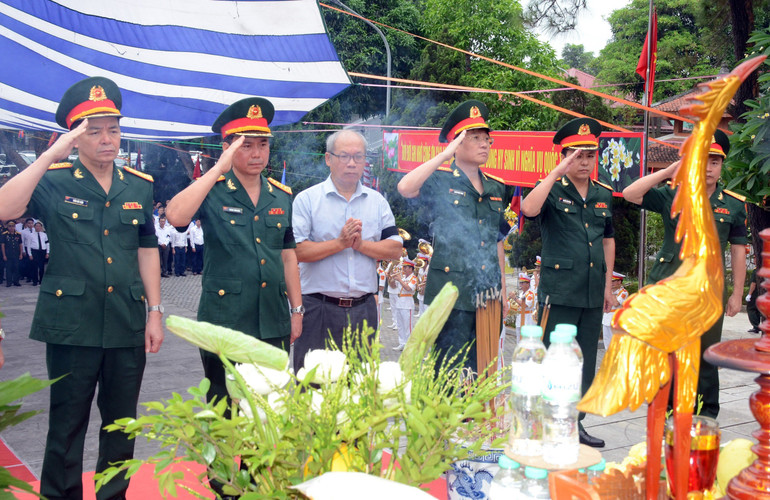 Các đại biểu, thân nhân, người dân thành kính thắp những nén hương thơm thể hiện lòng biết ơn vô hạn đối với các Anh hùng liệt sĩ.