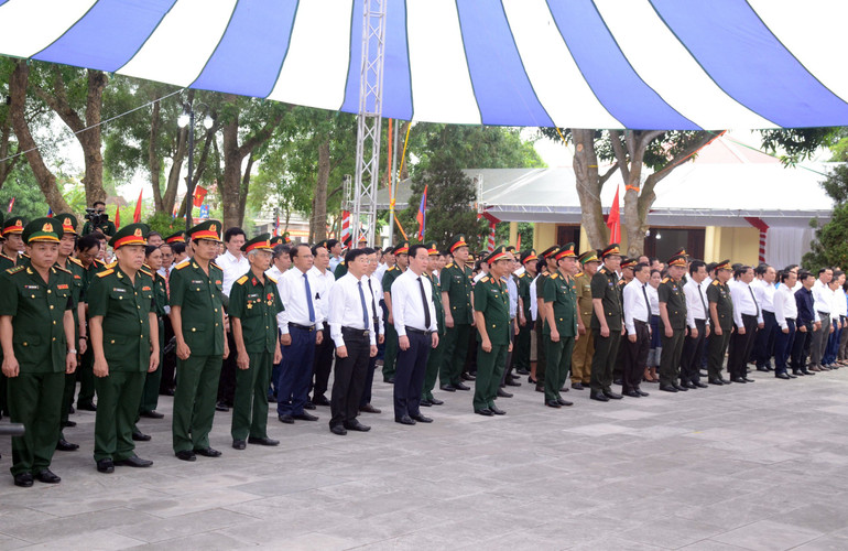 Đại diện lãnh đạo tỉnh Nghệ An, Cục Chính sách - Tổng cục Chính trị Quân đội nhân dân Việt Nam, Bộ Tư lệnh Quân khu 4, người dân và các đại biểu của nước bạn Lào tham dự Lễ truy điệu và an táng.