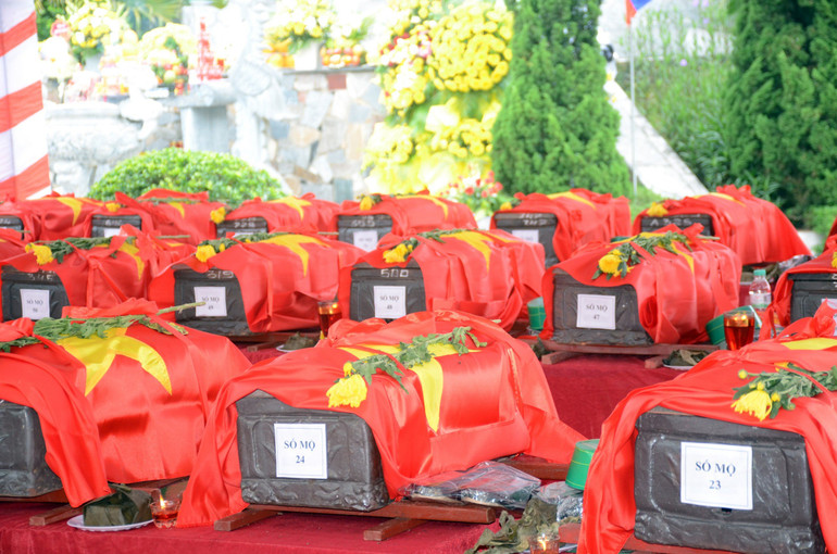 Đội Quy tập hài cốt liệt sĩ - Bộ chỉ huy Quân sự tỉnh Nghệ An đã không quản ngại khó khăn, gian khổ, tìm kiếm, cất bốc hài cốt các liệt sĩ, đưa về an táng trên đất Mẹ.