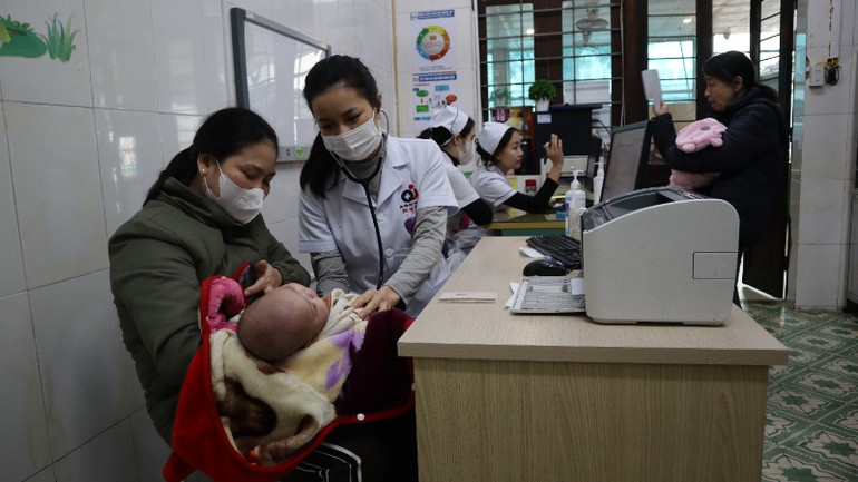 Các bác sĩ khuyến cáo, phụ huynh không tự ý điều trị cho trẻ tại nhà.