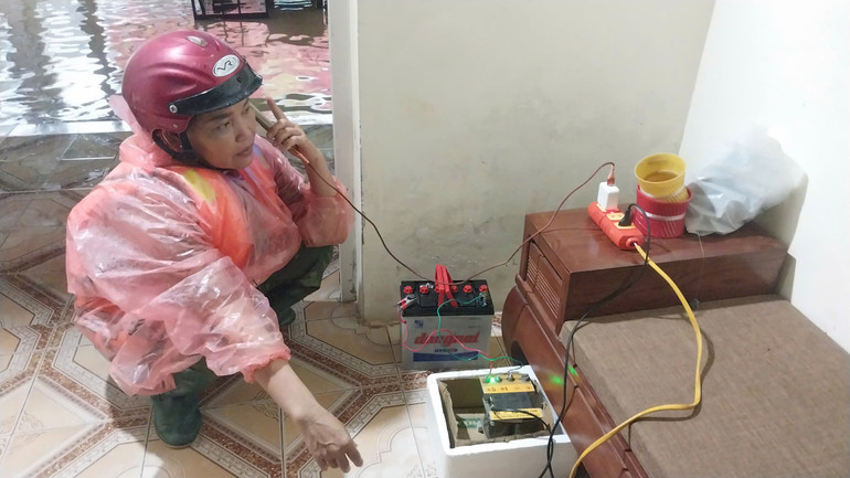 Bà Hoàng Thị Thuyết, Xóm trưởng Thuận Hòa liên tục cập nhật thông tin về tình hình của cụm dân cư.