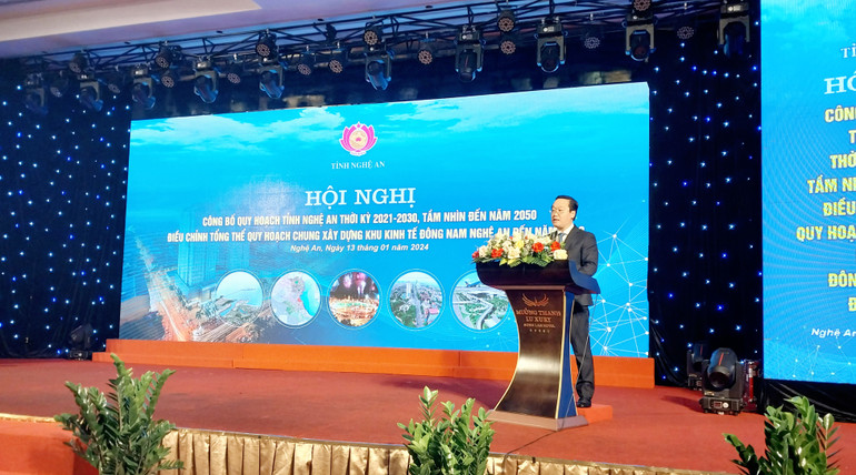 Chủ tịch Ủy ban nhân dân tỉnh Nghệ An Nguyễn Đức Trung phát biểu tại Hội nghị.