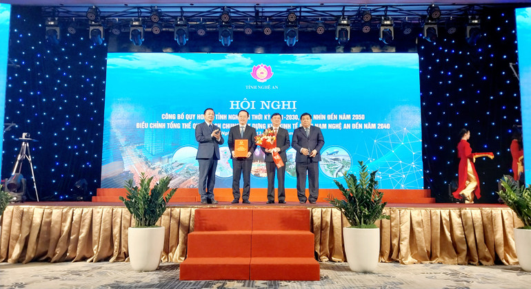 Phó Thủ tướng Chính phủ Trần Hồng Hà và Bộ trưởng Kế hoạch và Đầu tư Nguyễn Chí Dũng trao Quyết định phê duyệt Quy hoạch tỉnh Nghệ An thời kỳ 2021-2030, tầm nhìn đến năm 2050 cho lãnh đạo tỉnh Nghệ An.