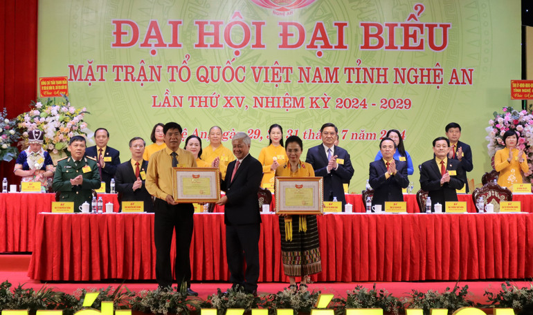 Đồng chí Đỗ Văn Chiến tặng Bằng khen cho các cá nhân có thành tích xuất sắc trong công tác Mặt trận.