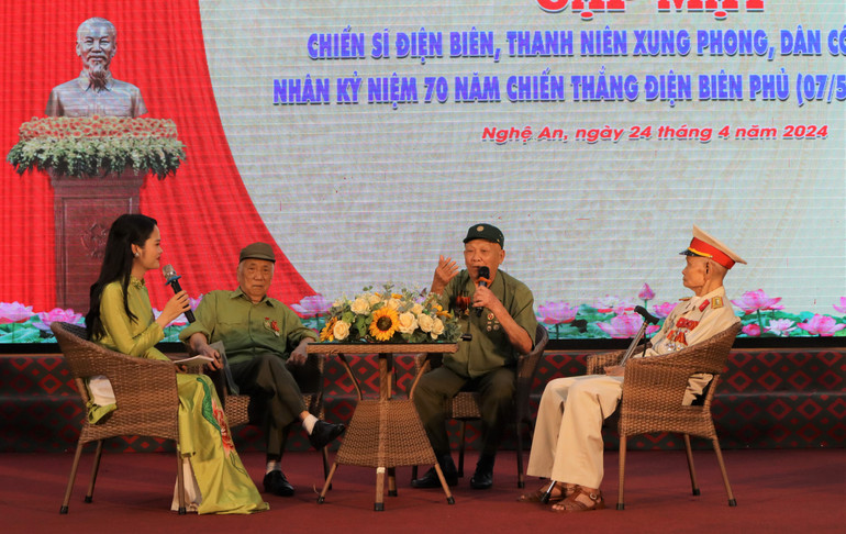 Các cựu chiến sĩ và cựu thanh niên xung phong Chiến dịch Điện Biên Phủ tham gia giao lưu, kể lại những câu chuyện đầy hào hùng, xúc động của những ngày đêm ngày đêm khoét núi, ngủ hầm, mưa dầm, cơm vắt, máu trộn bùn non.