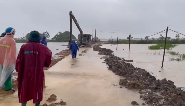 Chính quyền địa phương huy động máy móc gia cố những đoạn đê xung yếu. (Ảnh cắt từ video clip)
