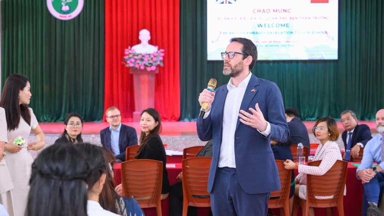 Ngài Đại sứ đặc mệnh toàn quyền Vương quốc Anh tại Việt Nam giao lưu cùng học sinh Trường Phổ thông Dân tộc Nội trú Trung học Phổ thông số 2.