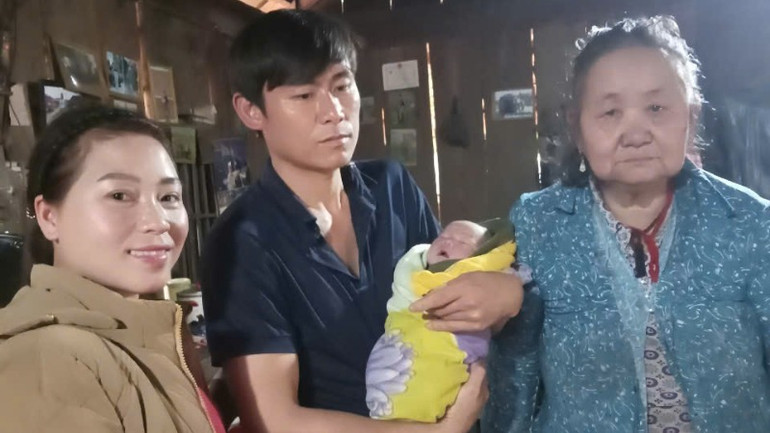 Bé gái nặng hơn 3,2kg, sức khỏe ổn định.