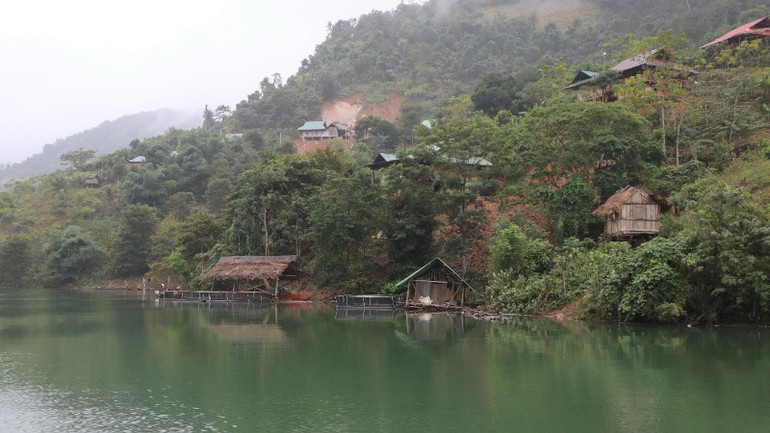 Nằm trên những ngọn đồi nhô lên giữa lòng hồ Thủy điện Bản Vẽ, bản Cà Moong và bản Xốp Cháo (xã Lượng Minh, huyện Tương Dương) trở thành những ốc đảo nằm tách biệt với bên ngoài. Nằm trên những ngọn đồi nhô lên giữa lòng hồ Thủy điện Bản Vẽ, bản Cà Moong và bản Xốp Cháo (xã Lượng Minh, huyện Tương Dương) trở thành những ốc đảo nằm tách biệt với bên ngoài.