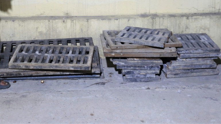 Các tấm song chắn rác bị các đối tượng lấy trộm. (Ảnh: Công an tỉnh Nghệ An)