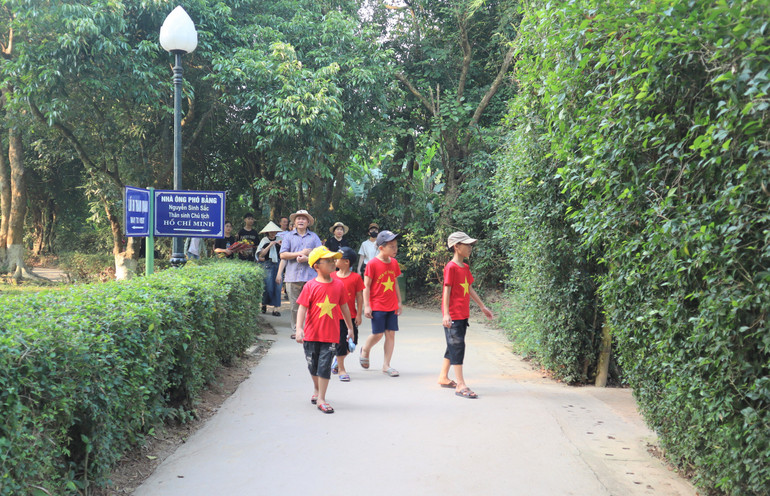 Du khách thăm nhà ông Phó bảng Nguyễn Sinh Sắc - Thân sinh của Chủ tịch Hồ Chí Minh. Du khách thăm nhà ông Phó bảng Nguyễn Sinh Sắc - Thân sinh của Chủ tịch Hồ Chí Minh.