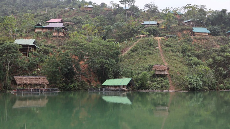 Nằm trên những ngọn đồi nhô lên giữa lòng hồ Thủy điện Bản Vẽ, bản Cà Moong và bản Xốp Cháo (xã Lượng Minh, huyện Tương Dương) trở thành những ốc đảo nằm tách biệt với bên ngoài.