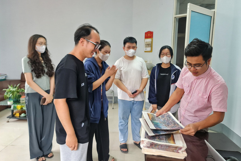 Nhiều học sinh, sinh viên đến Văn phòng Đại diện Báo Nhân Dân tại Nghệ An để nhận phụ san.