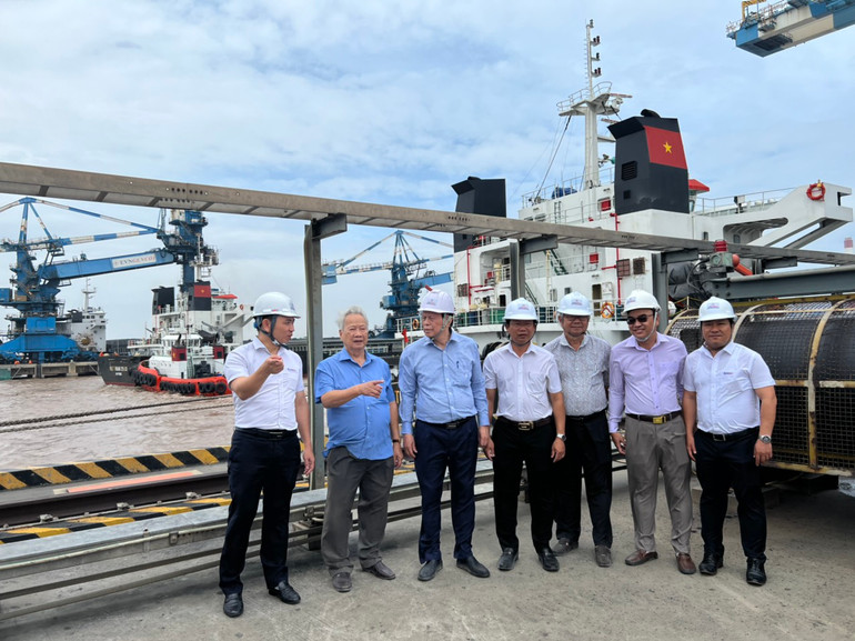 Đoàn nhà báo thăm Nhà máy nhiệt điện Duyên Hải 1.