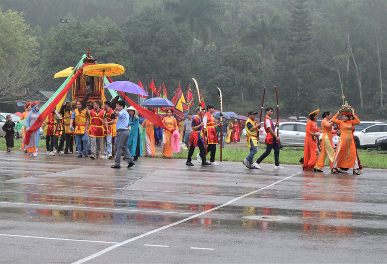 Lễ hội Vua Mai là hoạt động văn hóa truyền thống, được chính quyền và nhân dân địa phương tổ chức hằng năm.