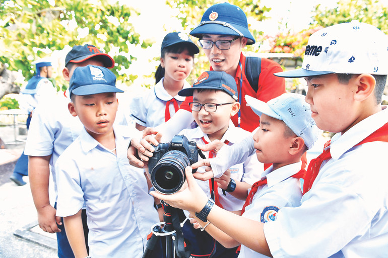 Các em học sinh trên đảo Song Tử Tây học làm nhà báo.