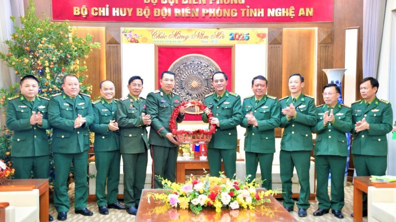 Đoàn công tác Bộ Chỉ huy Quân sự tỉnh Xiêng Khoảng tặng quà, chúc Tết Nguyên đán Ất Tỵ 2025 cán bộ, chiến sĩ Bộ đội Biên phòng tỉnh Nghệ An.