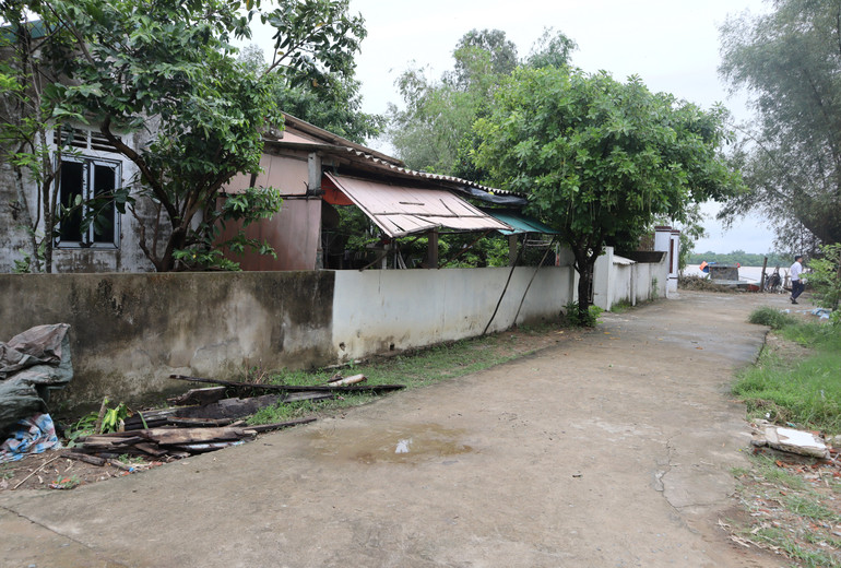 Gần 12 năm kể từ khi Dự án Xây dựng cơ sở hạ tầng khu tái định cư được lập, các hộ dân ở cụm dân cư Hòa Lam vẫn sống thấp thỏm bên bờ sông Lam.