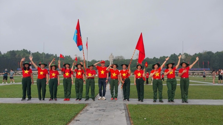 Trước khi diễn ra lễ diễu binh, diễu hành kỷ niệm 50 năm Ngày Giải phóng hoàn toàn miền nam, thống nhất đất nước, người dân cùng nhau chụp ảnh, lưu lại khoảnh khắc đầy tự hào trong những ngày tháng 4 lịch sử.