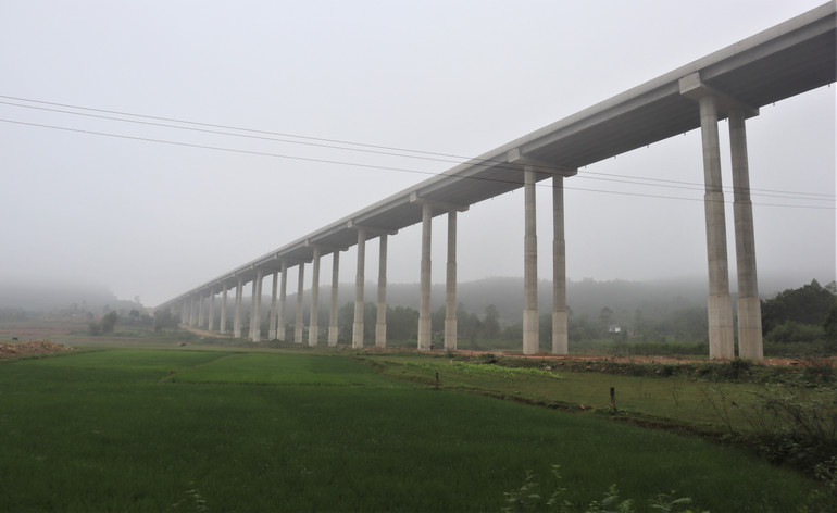 Tổng công ty xây dựng Trường Sơn đã cơ bản hoàn thiện các hạng mục: mặt cầu, lan can của cầu Ồ Ồ.