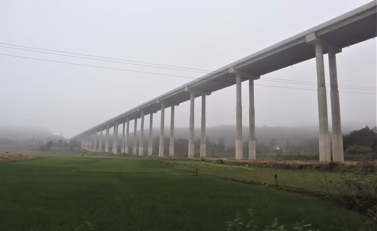 Tổng công ty xây dựng Trường Sơn đã cơ bản hoàn thiện các hạng mục: mặt cầu, lan can của cầu Ồ Ồ. Tổng công ty xây dựng Trường Sơn đã cơ bản hoàn thiện các hạng mục: mặt cầu, lan can của cầu Ồ Ồ.