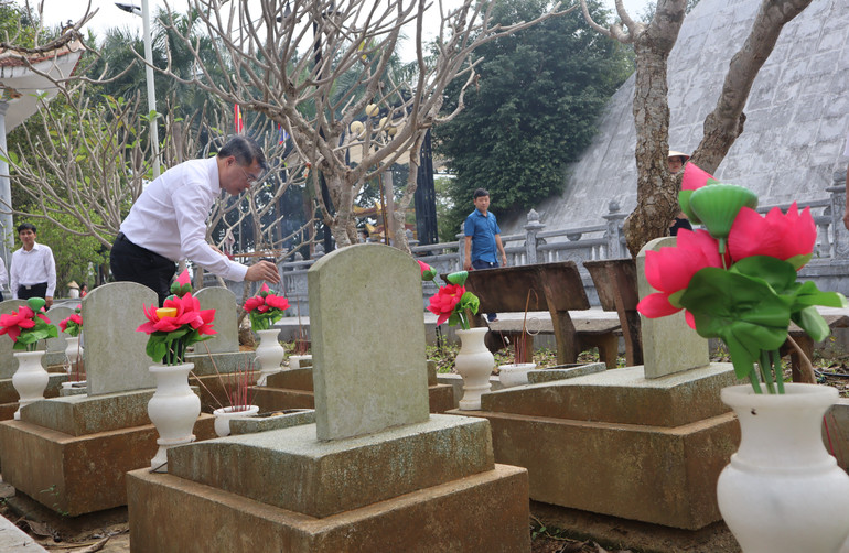 Đồng chí Lê Minh Hưng thắp hương phần mộ các liệt sĩ tại Nghĩa trang Liệt sĩ Quốc tế Việt-Lào.