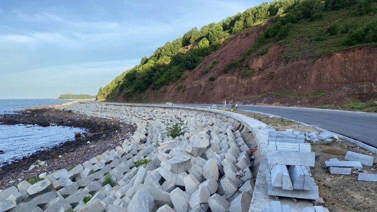Nhiều đoạn được gia cố chắc chắn để tránh sạt lở do sóng biển, thủy triều tác động.