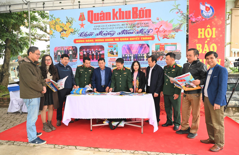 Gian trưng bày tham gia Hội Báo của báo Quân Khu 4.