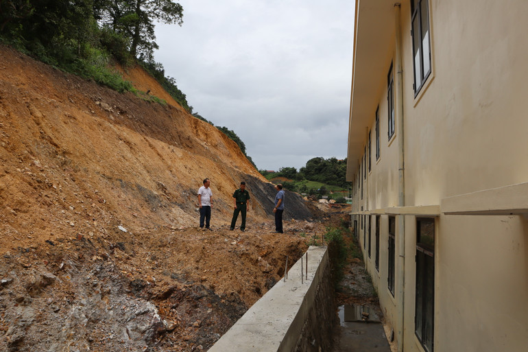 Kè chống sạt lở núi được xây dựng, bảo vệ Trường phổ thông dân tộc bán trú tiểu học Nậm Cắn 1 trước tác động của sạt lở núi.