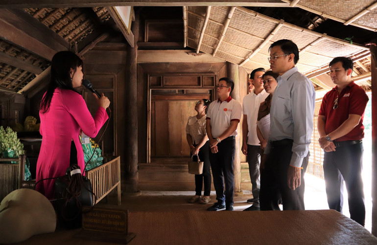 Đoàn công tác thăm nhà ông Phó bảng Nguyễn Sinh Sắc - thân sinh của Chủ tịch Hồ Chí Minh ở Làng Sen.