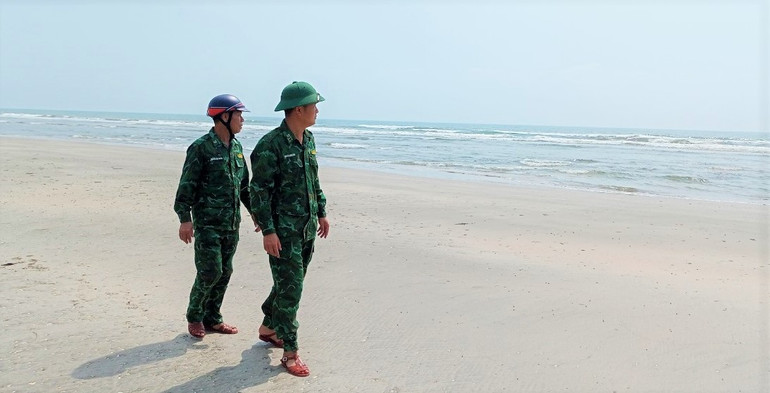 Cùng với tìm kiếm trên biển, Bộ đội Biên phòng tỉnh Nghệ An cũng tổ chức tìm kiếm dọc bãi biển.