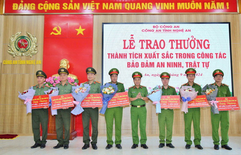 Lãnh đạo Công an tỉnh Nghệ An trao thưởng Ban chuyên án. Lãnh đạo Công an tỉnh Nghệ An trao thưởng Ban chuyên án.