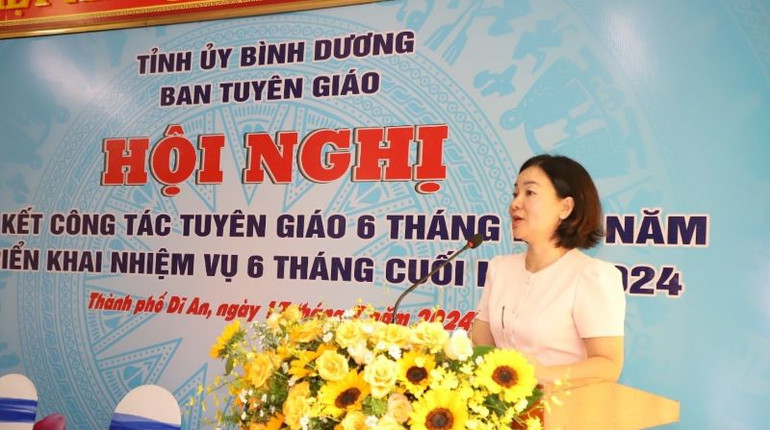 Trưởng Ban Tuyên giáo Tỉnh ủy Bình Dương Trương Thị Bích Hạnh phát biểu ý kiến tại hội nghị.