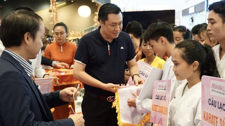 Ông Cao Văn Chóng, Phó Giám đốc Sở Văn hóa-Thể thao và Du lịch tỉnh Bình Dương, Trưởng Ban tổ chức giải trao cờ lưu niệm cho các câu lạc bộ tham dự giải. Ông Cao Văn Chóng, Phó Giám đốc Sở Văn hóa-Thể thao và Du lịch tỉnh Bình Dương, Trưởng Ban tổ chức giải trao cờ lưu niệm cho các câu lạc bộ tham dự giải.