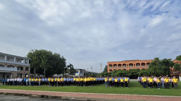 Hơn 600 công nhân lao động Công ty Trách nhiệm hữu hạn giày Vĩnh Nghĩa mặc niệm Tổng Bí thư Nguyễn Phú Trọng.