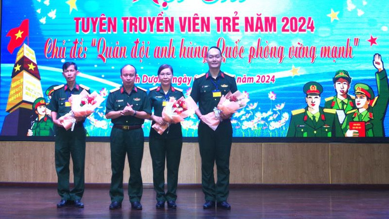 Đại tá Nguyễn Đình Chuẩn, Chính ủy Bộ Chỉ huy quân sự tỉnh Bình Dương trao tặng hoa cho Ban tổ chức và Ban giám khảo hội thi.