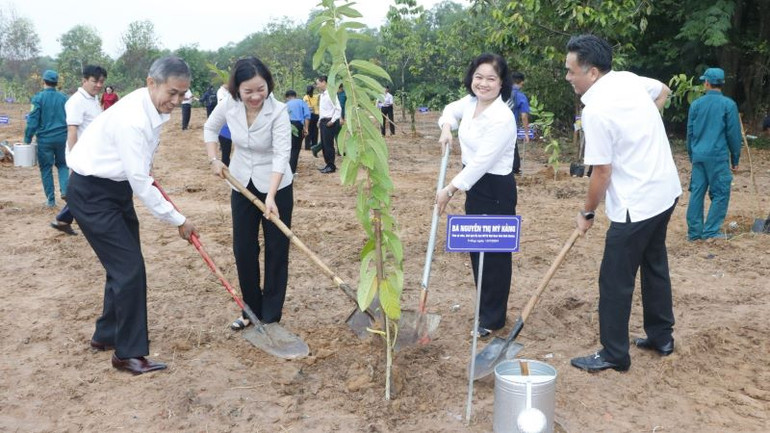 Các đại biểu trồng cây tại công trình “Vườn cây Đại đoàn kết”.