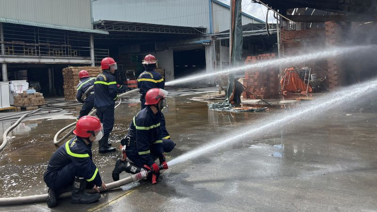 Lực lượng Cảnh sát Phòng cháy, chữa cháy và Cứu nạn cứu hộ đang tập trung dập lửa.
