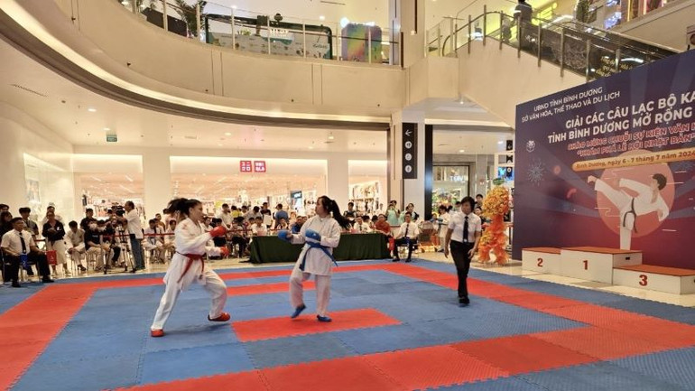 Các vận động viên thi đấu ngay sau lễ khai mạc. Các vận động viên thi đấu ngay sau lễ khai mạc.