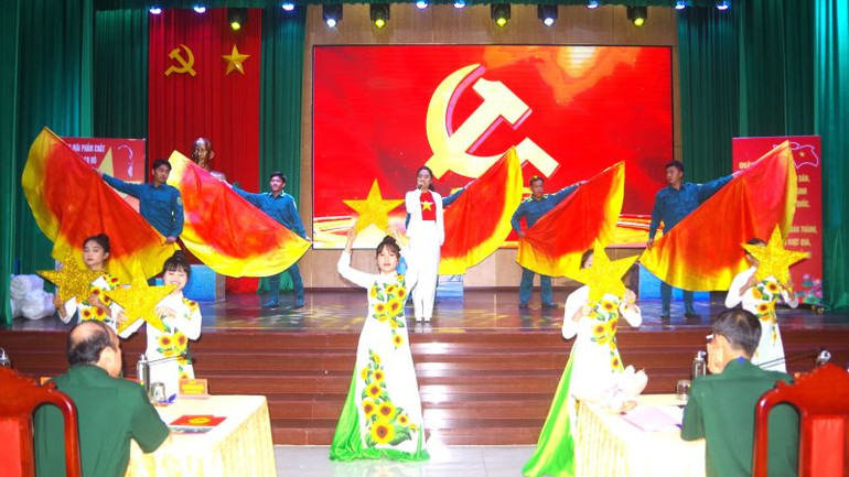 Một tiết mục khai mạc hội thi.