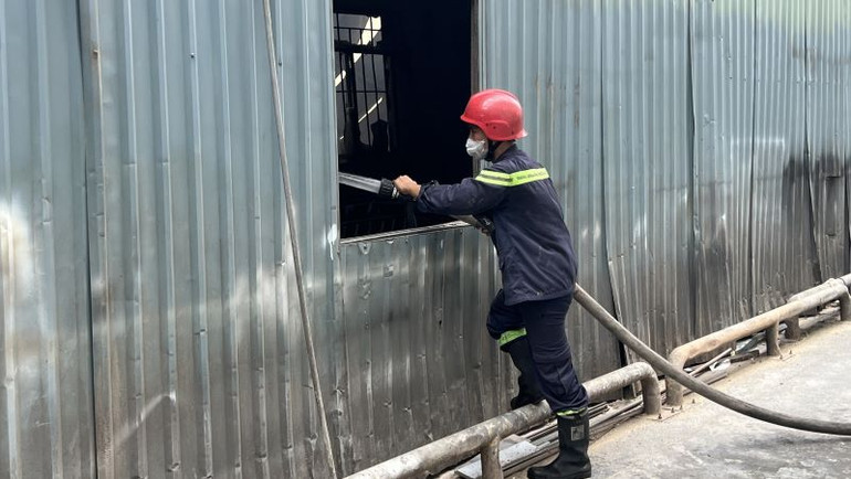 Tiếp cận từ nhiều hướng để dập tắt đám cháy.