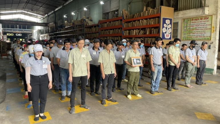 Công nhân lao động Công ty Trách nhiệm hữu hạn chế biến Lâm sản Hiểu Đức tưởng niệm Tổng Bí thư Nguyễn Phú Trọng.