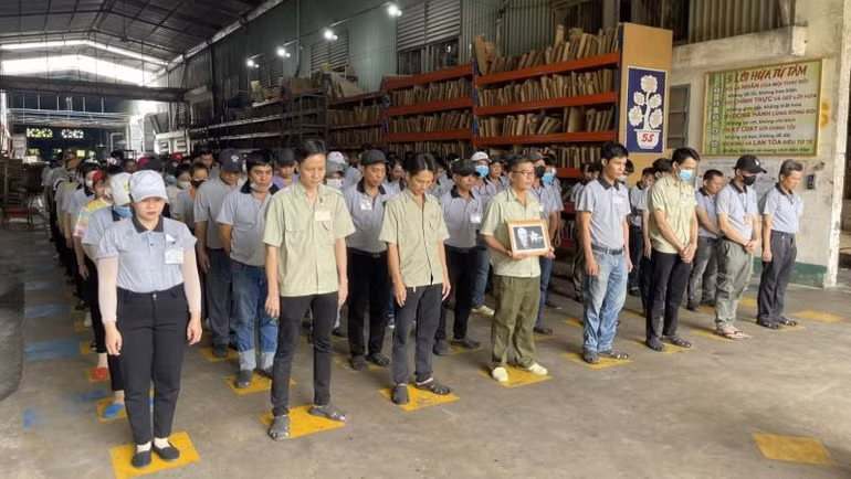 Công nhân lao động Công ty Trách nhiệm hữu hạn chế biến Lâm sản Hiểu Đức tưởng niệm Tổng Bí thư Nguyễn Phú Trọng.