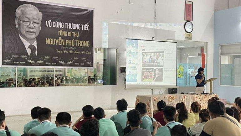 Công nhân lao động Công ty Trách nhiệm hữu hạn cao su Phong Thái tưởng niệm Tổng Bí thư Nguyễn Phú Trọng.