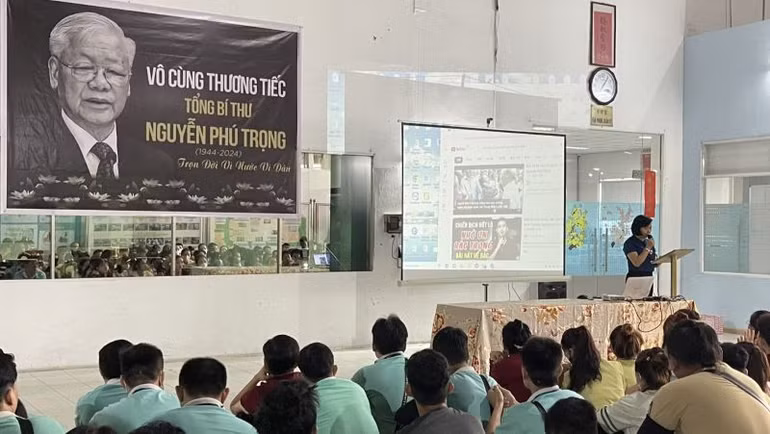 Công nhân lao động Công ty Trách nhiệm hữu hạn cao su Phong Thái tưởng niệm Tổng Bí thư Nguyễn Phú Trọng.