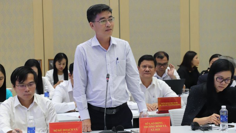 Đại diện các sở, ban, ngành tỉnh Bình Dương trả lời ý kiến của các doanh nghiệp.