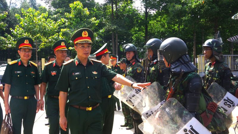 Thiếu tướng Tạ Quang Thảo, Phó Cục trưởng Cục Tác chiến, Bộ Tổng Tham mưu kiểm tra khả năng cơ động, sẵn sàng chiến đấu của lực lượng vũ trang tỉnh Bình Dương.