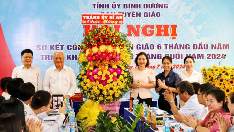 Lãnh đạo Thành ủy Dĩ An (bên trái) trao tặng hoa chúc mừng hội nghị.