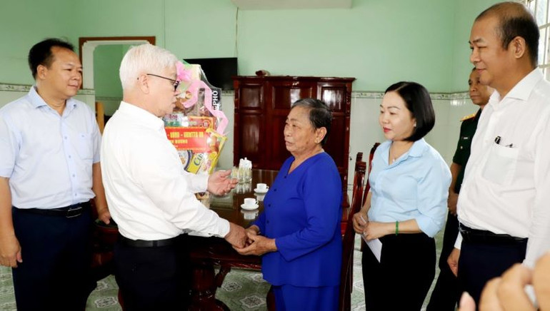 Bí thư Tỉnh ủy Bình Dương Nguyễn Văn Lợi thăm hỏi và trao tặng quà cho bà Phạm Thị Bế,vợ liệt sĩ. Bí thư Tỉnh ủy Bình Dương Nguyễn Văn Lợi thăm hỏi và trao tặng quà cho bà Phạm Thị Bế,vợ liệt sĩ.